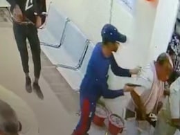 बिहार के सोनपुर में दिनदहाड़े बैंक लूट, 5 बदमाशों ने लूटे लाखों रुपए, सुरक्षाकर्मी को मारी गोली बिहार के सोनपुर में दिनदहाड़े बैंक लूट, 5 बदमाशों ने लूटे लाखों रुपए, सुरक्षाकर्मी को मारी गोली