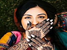 Karwa Chauth 2023: मिनटों में खूबसूरत मेहंदी से सजाने हैं हाथ तो टेंशन की नहीं है कोई बात, यहां हैं आपके लिए लेटेस्ट सिंपल डिजाइंस Karwa Chauth 2023: मिनटों में खूबसूरत मेहंदी से सजाने हैं हाथ तो टेंशन की नहीं है कोई बात, यहां हैं आपके लिए लेटेस्ट सिंपल डिजाइंस