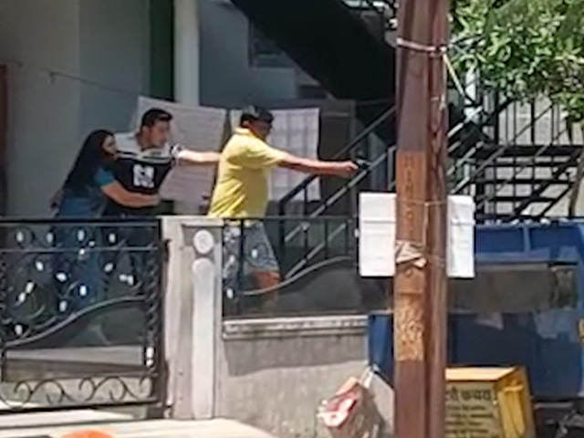 वायरल: इंदौर में कचरे को लेकर हुए झगड़े के बीच कारोबारी ने हवा में की फायरिंग