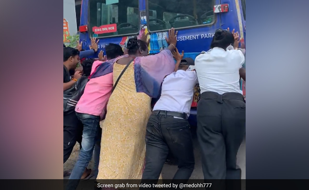 ''The Strength Of...'': Mumbai Police Shares Video Of Passengers Pushing Bus That Broke Down