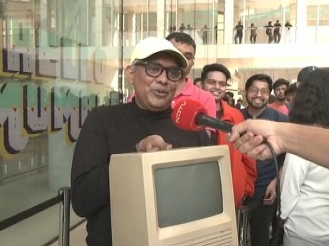 Watch: Apple Fan Brings 1984 Computer To Mumbai Store Opening