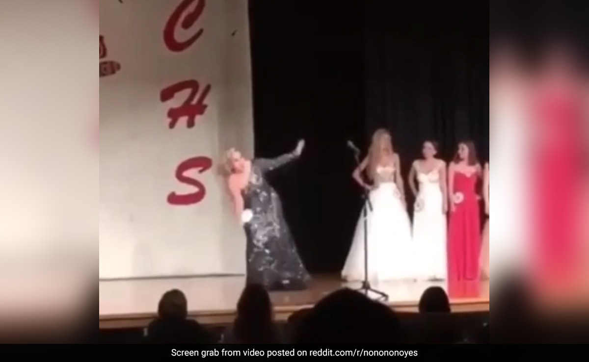 VIDEO: पैर फिसला, लड़खड़ाई और फिर यूं गिरते गिरते बची मॉडल, उसके बाद जो हुआ देख कंट्रोल नहीं होगी हंसी