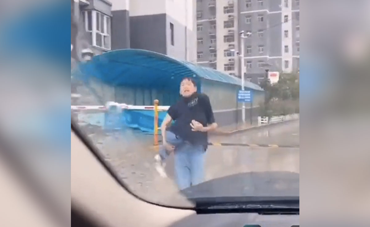 बारिश में बहन भीग ना जाए, भाई ने अपनी टीशर्ट में छिपा लिया, लोगों ने कहा- ये दुनिया का बेस्ट भाई है