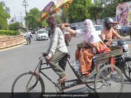 तपती धूप में रिक्शा खींच रहा था शख्स, पीछे सवार महिला ने लगा दिया अपना छाता, तस्वीर लोगों के दिलों को छू गई तपती धूप में रिक्शा खींच रहा था शख्स, पीछे सवार महिला ने लगा दिया अपना छाता, तस्वीर लोगों के दिलों को छू गई