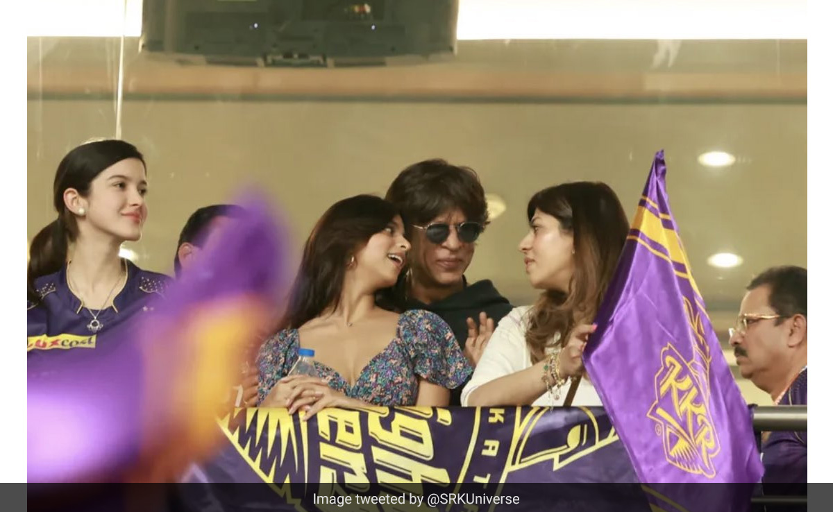 Some Candid IPL Pics Of Shah Rukh Khan And Daughter Suhana With Shanaya Kapoor