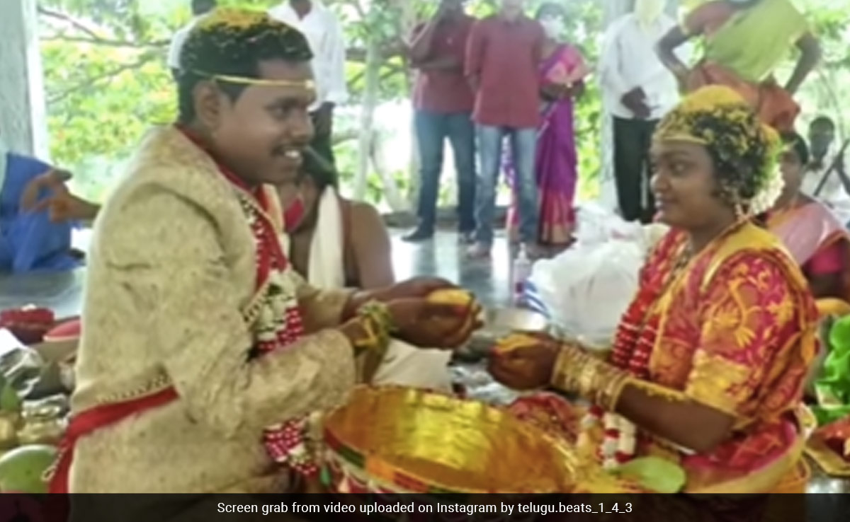 शादी की रस्म निभा रहे थे दूल्हा-दुल्हन, तभी अचानक बिन बुलाए मेहमान को देख भौंचक्के रह गए सभी, बोलने लगे- मामा मामा