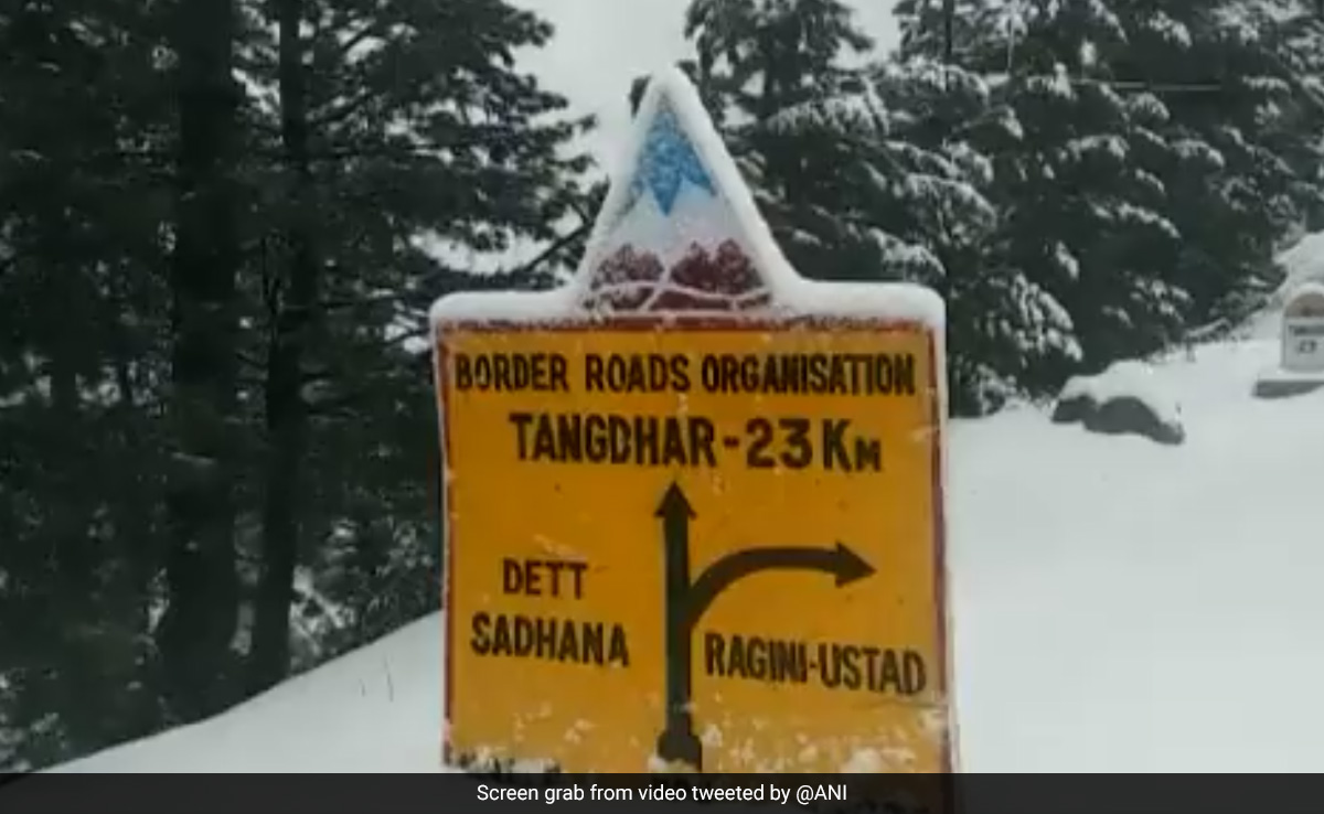 Over 300 Stuck At Mountain Pass In Kashmir's Kupwara Rescued Amid Avalanche Warning