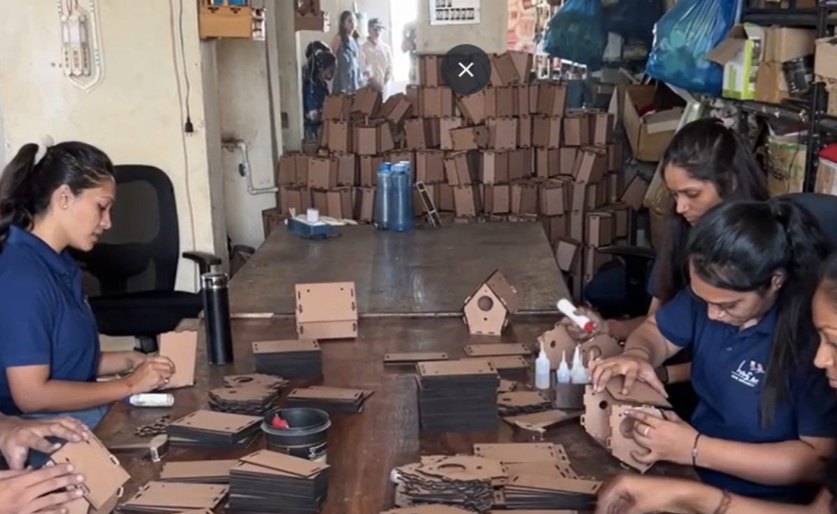 Surat में पक्षियों के लिए अनूठा अभियान, मुफ्त में बांटे जा रहे है पानी के बर्तन और घोंसले