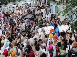नवजोत सिंह सिद्धू ने जेल से रिहा होने पर ट्वीट कर जताया लोगों का आभार नवजोत सिंह सिद्धू ने जेल से रिहा होने पर ट्वीट कर जताया लोगों का आभार
