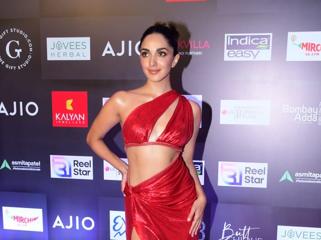 मुंबई : कियारा आडवाणी पुरस्कार समारोह में इस लुक में आईं नजर