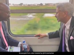 विदेश मंत्री एस. जयशंकर ने मोजाम्बिक में 'मेड इन इंडिया' ट्रेन में किया सफर, ट्वीट कर शेयर की VIDEO विदेश मंत्री एस. जयशंकर ने मोजाम्बिक में 'मेड इन इंडिया' ट्रेन में किया सफर, ट्वीट कर शेयर की VIDEO