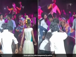 दूल्हे को कंधे पर बैठाकर बना दिया चकरी, बारात में लोगों ने किया ऐसा अजीबोगरीब डांस, देखकर चकराया लोगों का सिर दूल्हे को कंधे पर बैठाकर बना दिया चकरी, बारात में लोगों ने किया ऐसा अजीबोगरीब डांस, देखकर चकराया लोगों का सिर