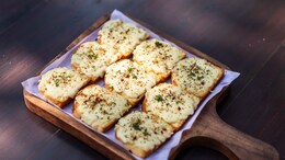 Feeling Hungry? Try This 10 Minutes Cheese Chilli Toast Now