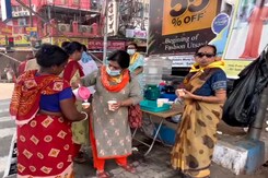कोलकाता में 40 डिग्री के पार पहुंचा तापमान, गर्मी से बचने के लिए छतरी का सहारा कोलकाता में 40 डिग्री के पार पहुंचा तापमान, गर्मी से बचने के लिए छतरी का सहारा