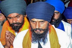 Amritpal Singh Surrender: करीब एक महीने की लुका छुपी के बाद भगोड़े अमृतपाल सिंह ने किया सरेंडर Amritpal Singh Surrender: करीब एक महीने की लुका छुपी के बाद भगोड़े अमृतपाल सिंह ने किया सरेंडर