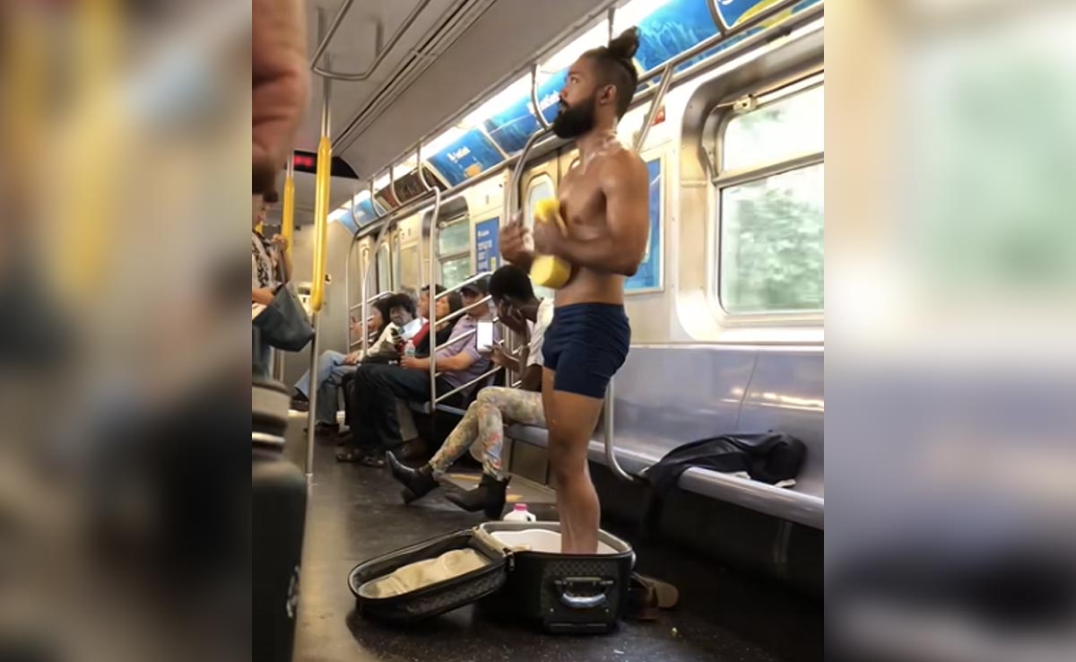 Metro में अचानक कपड़े उतारकर नहाने लगा शख्स, Video देख लोगों ने कहा- ये क्या नौटंकी है?