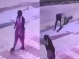 हवा में उड़ते इस शख्स का VIDEO  कर रहा है हैरान, सड़क किनारे चल रही महिला की किस्मत दे गई धोखा हवा में उड़ते इस शख्स का VIDEO  कर रहा है हैरान, सड़क किनारे चल रही महिला की किस्मत दे गई धोखा