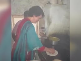 Watch: Priyanka Gandhi Cooked Dosa And "Enjoyed It" In Mysuru's South Indian Restaurant Watch: Priyanka Gandhi Cooked Dosa And "Enjoyed It" In Mysuru's South Indian Restaurant