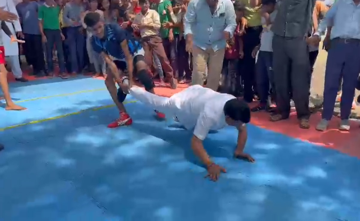 VIDEO: MP के वित्त मंत्री जगदीश देवड़ा ने खेली कबड्डी, छात्रों ने टांग खींचकर किया आउट