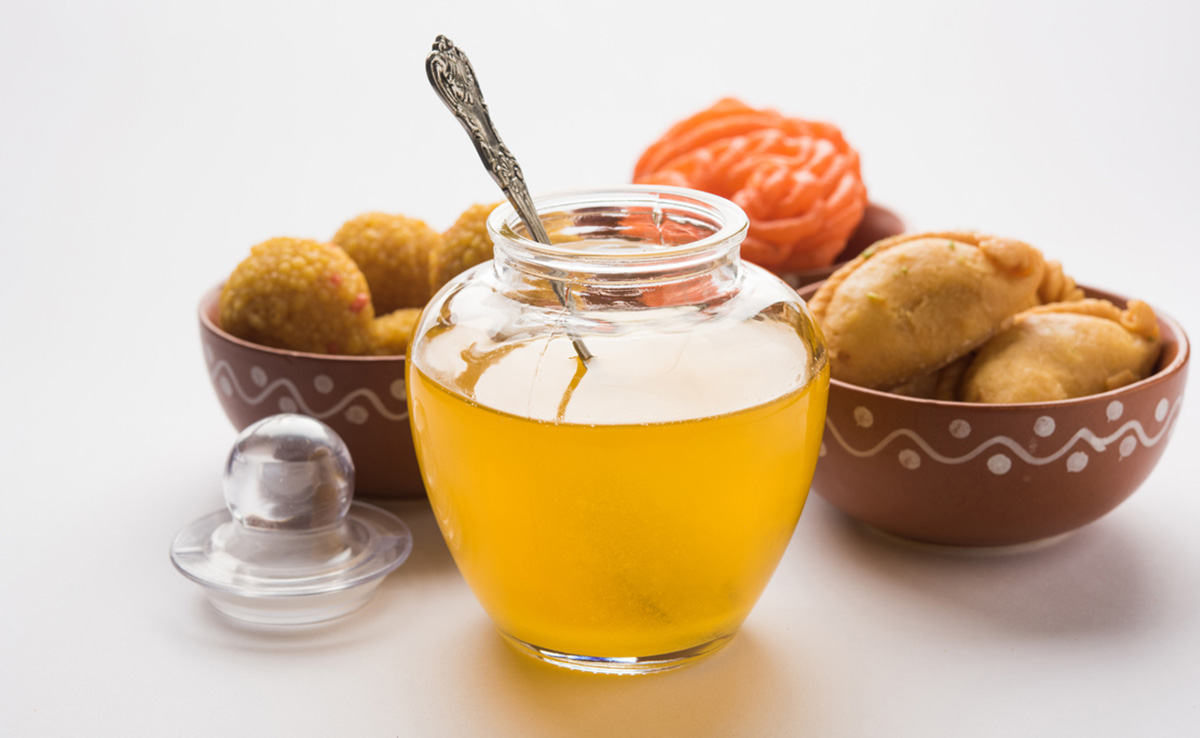 बाजार से खरीदकर ला रहे हैं घी तो हो जाइए सावधान, डालडा और आलू की हो सकती है बनावट, ऐसे करें पहचान बाजार से खरीदकर ला रहे हैं घी तो हो जाइए सावधान, डालडा और आलू की हो सकती है बनावट, ऐसे करें पहचान