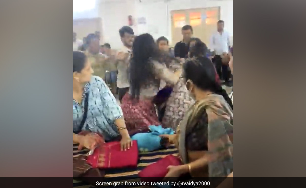 'Saree Not Sorry', Internet Reacts To The Viral Video Of A Bengaluru <i>Saree</i> Sale Gone Wrong