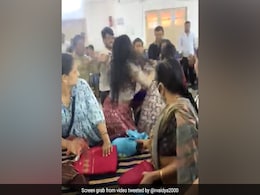 'Saree Not Sorry', Internet Reacts To The Viral Video Of A Bengaluru <i>Saree</i> Sale Gone Wrong 'Saree Not Sorry', Internet Reacts To The Viral Video Of A Bengaluru <i>Saree</i> Sale Gone Wrong