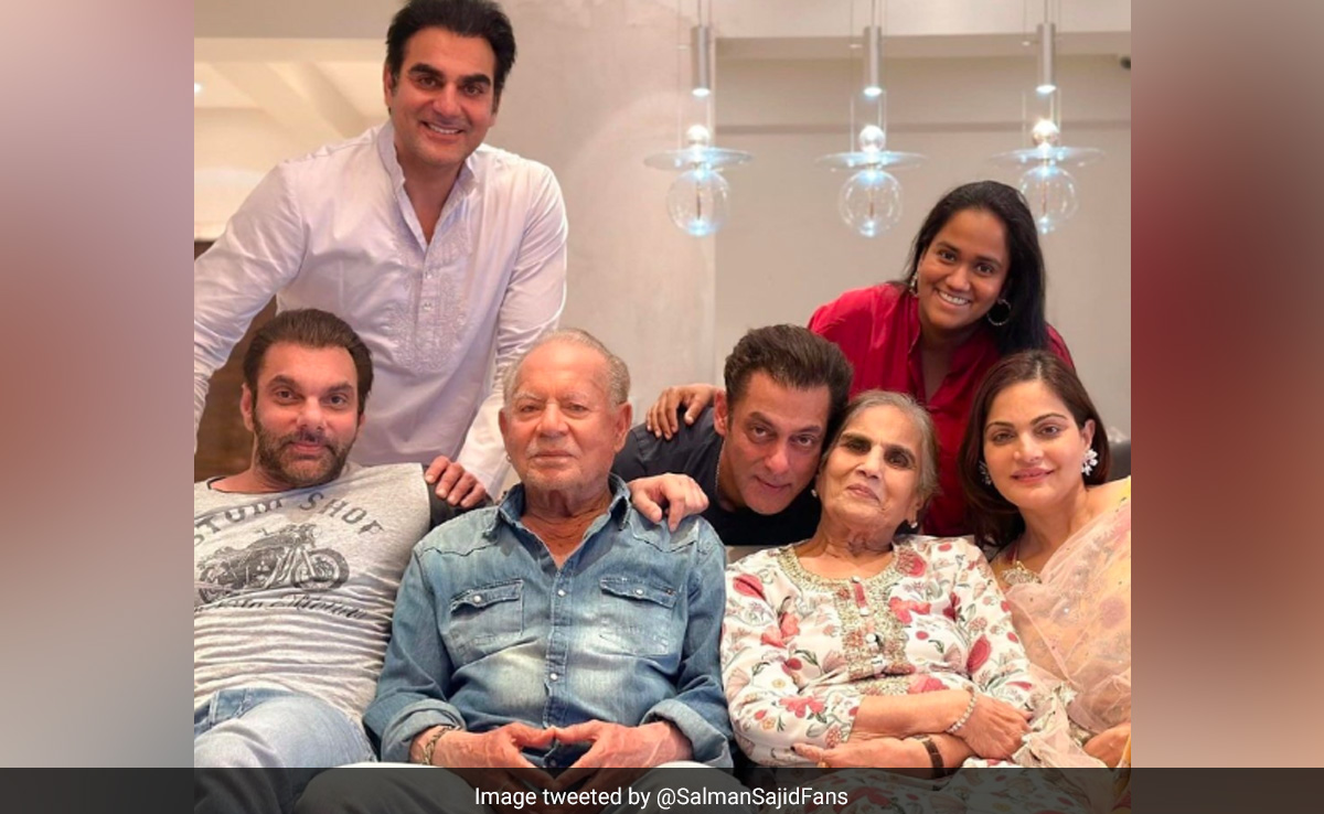 शाहरुख खान के बाद सलमान खान की फैमिली संग तस्वीरें आईं सामने, नहीं देखा भाईजान का पूरा 'खानदान' तो देखें ये अनदेखी तस्वीरें