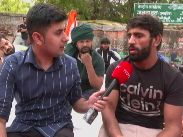 कुश्ती संघ और पहलवानों में फिर ठनी, बृजभूषण शरण की गिरफ्तारी की मांग