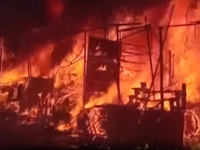 कानपुर : भीषण आग में कई दुकानें जलकर खाक