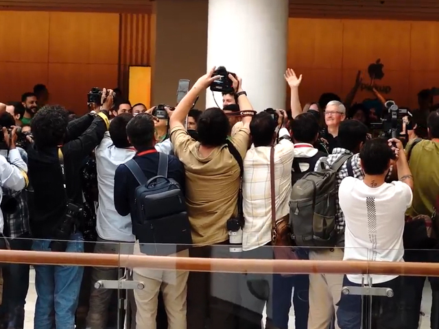 Excited Apple Fans Cheer as Delhi’s First Apple Store Is Unveiled by Tim Cook