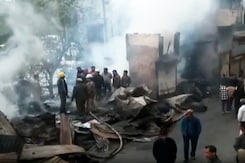 कुल्लू के बंजार बाजार में लगी भीषण आग कुल्लू के बंजार बाजार में लगी भीषण आग