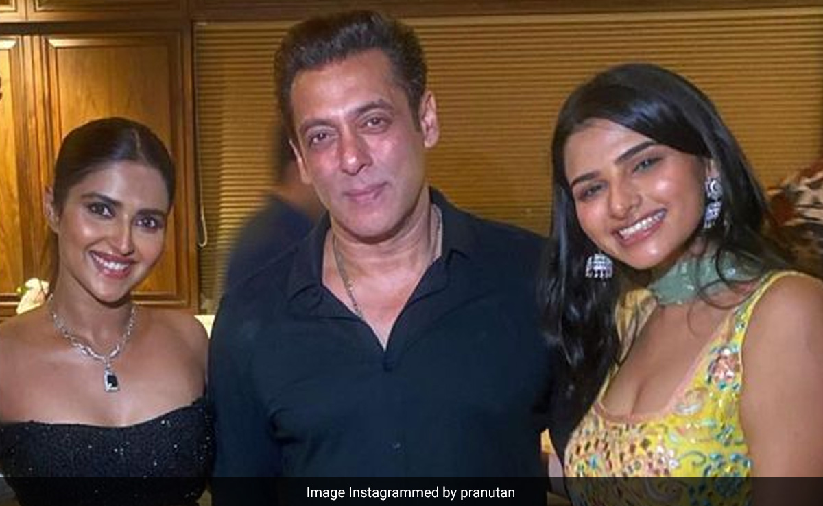 Salman Khan Strikes A Pose With Bhagyashree's And Mohnish Bahl's Daughters At Eid Party: "<i>Maine Pyaar Kiya</i> In The Multiverse"