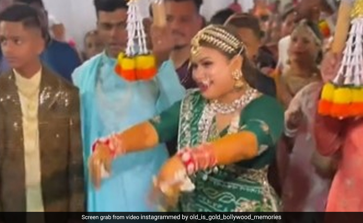 दूल्हे को इम्प्रेस करने के चक्कर में दुल्हन ने पार की सभी हदें, भूल कर सब कुछ 'मेरा पिया घर आया' पर लगी नाचने- देखें वीडियो