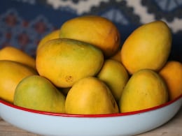 आम को खाने से पहले पानी में भिगोना क्यों है जरूरी? डॉक्टर से जानिए इसे खाने का सही तरीका आम को खाने से पहले पानी में भिगोना क्यों है जरूरी? डॉक्टर से जानिए इसे खाने का सही तरीका