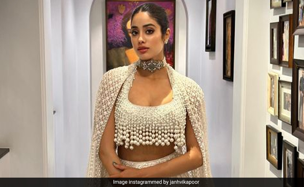 Janhvi Kapoor Missed The Ambani Event Red Carpet But Made Up With These Shoot Pics