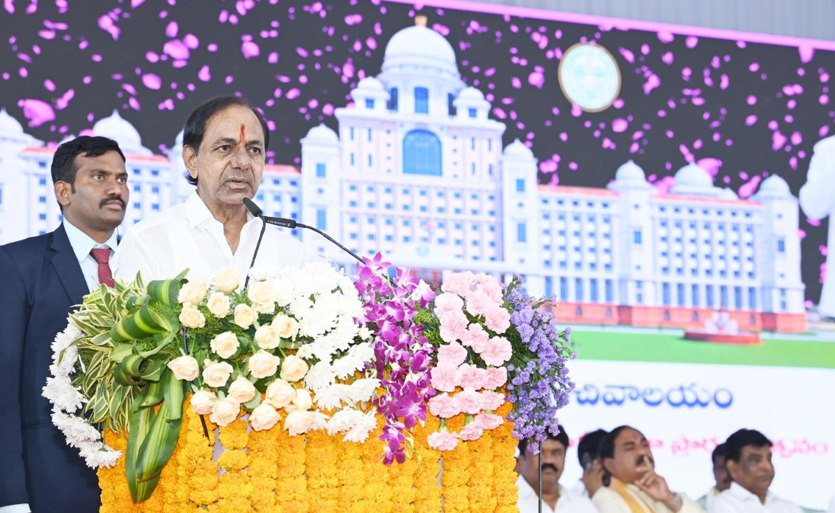 KCR Inaugurates New Telangana Secretariat Building, Targets "Political Lilliputs"