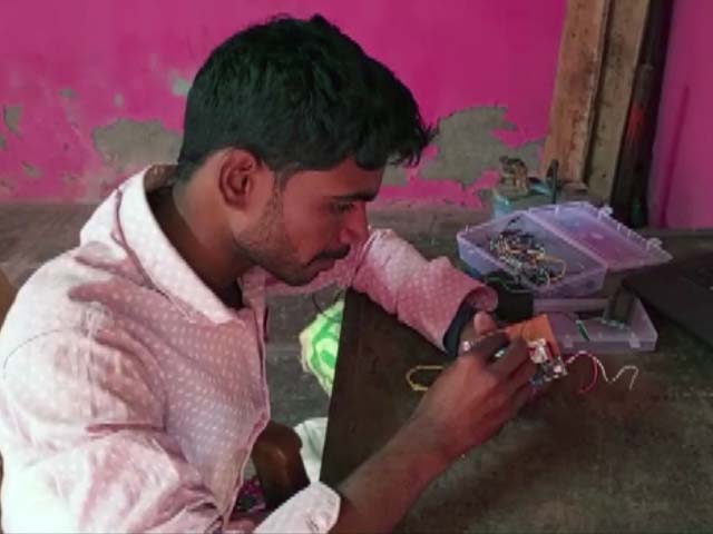 Maharashtra College Student Develops "Accident Alert Device" For Two Wheeler Riders