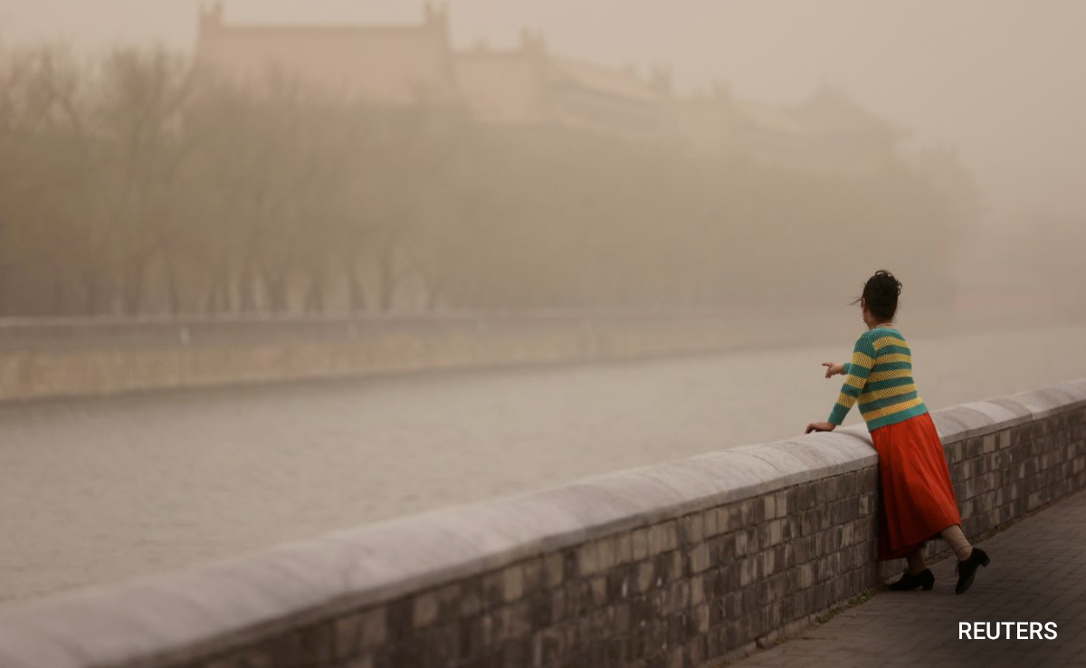 Smog, Grey Clouds Engulf Beijing As Sandstorms Return To China