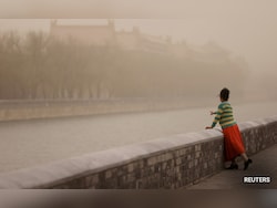 Iraqis Cover Soil With Clay To Curb Sandstorms