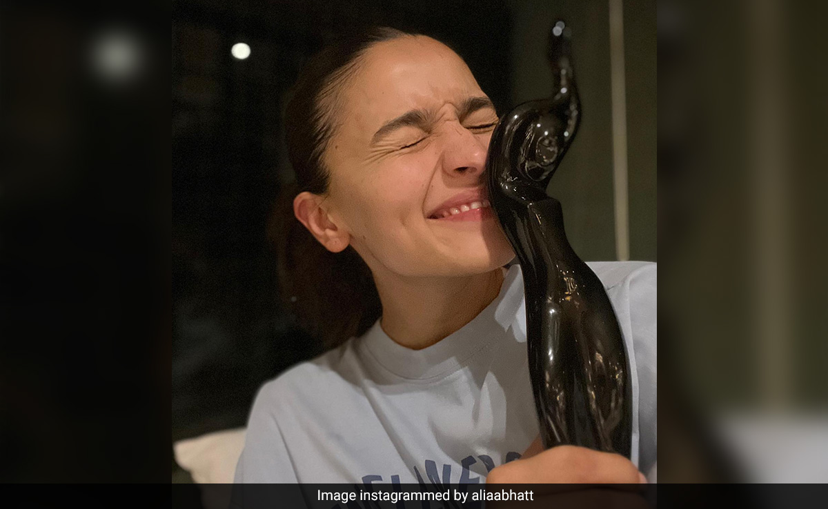Filmfare Awards 2023: "Eternally Grateful" Alia Bhatt Dedicates Her Win To Daughter Raha And Family
