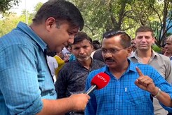 मिलिए बिल्कुल Arvind Kejriwal जैसे दिखने वाले शख़्स से, 10 साल से आम आदमी पार्टी का है कार्यकर्ता मिलिए बिल्कुल Arvind Kejriwal जैसे दिखने वाले शख़्स से, 10 साल से आम आदमी पार्टी का है कार्यकर्ता
