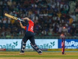 5 साल बाद आया IPL खेलने, फिर बुलेट जैसी रफ्तार वाली गेंद से पृथ्वी शॉ-मिचेल मार्श के उड़ाए होश, Video