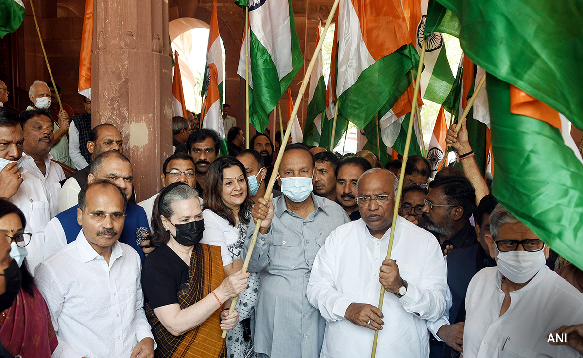 Opposition Boycotts Tea Hosted By Speaker, Holds Protest <i>'Tiranga'</i> March