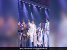 70 पार मिथुन दा की एनर्जी के आगे यंग जेनरेशन भी हुआ फेल, डिस्को डांस के स्टेप्स से हिला कर रख दिया स्टेज 70 पार मिथुन दा की एनर्जी के आगे यंग जेनरेशन भी हुआ फेल, डिस्को डांस के स्टेप्स से हिला कर रख दिया स्टेज