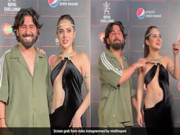 उर्फी जावेद के साथ फोटो खिंचवाते दिखे निसा देवगन के दोस्त ओरहान, फैंस बोले- रब ने बना दी जोड़ी उर्फी जावेद के साथ फोटो खिंचवाते दिखे निसा देवगन के दोस्त ओरहान, फैंस बोले- रब ने बना दी जोड़ी