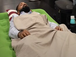 Delhi Metro में शॉर्ट ड्रेस गर्ल के बाद अब इसे नये VIDEO ने मचाया 'हाहाकार', चलती ट्रेन में बिस्तर लगाकर सोया शख्स Delhi Metro में शॉर्ट ड्रेस गर्ल के बाद अब इसे नये VIDEO ने मचाया 'हाहाकार', चलती ट्रेन में बिस्तर लगाकर सोया शख्स