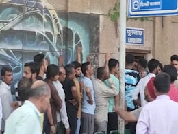 दिल्ली की तिहाड़ जेल में सरेंडर करने के लिए लगी कैदियों की कतार दिल्ली की तिहाड़ जेल में सरेंडर करने के लिए लगी कैदियों की कतार