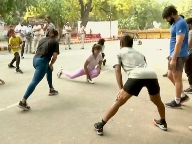 जंतर-मंतर पर प्रदर्शन के बीच प्रैक्टिस करते नजर आए पहलवान