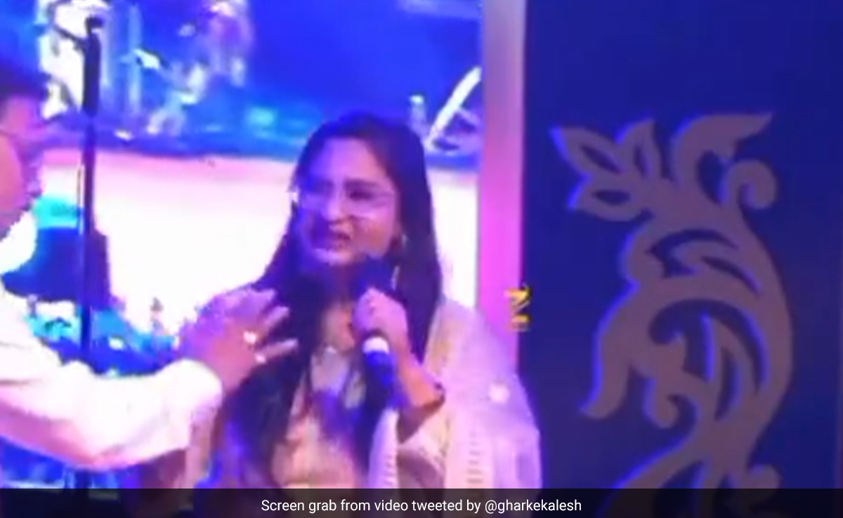 Video: Bhojpuri Singer Breaks Down On Stage After Getting Insulted By Anchor