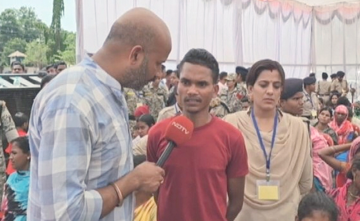 नक्सलियों के दबाव में गांव वालों ने शहीद के अंतिम संस्कार को रोका, भाई ने NDTV से बयां किया दर्द